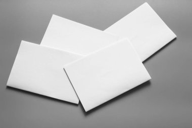 Boş portre mock-up kağıt. gri, değiştirilebilir arka plan izole broşür dergi / beyaz kağıt izole gri üzerine