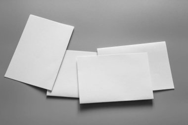 Boş portre mock-up kağıt. gri, değiştirilebilir arka plan izole broşür dergi / beyaz kağıt izole gri üzerine