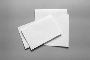 Boş portre mock-up kağıt. gri, değiştirilebilir arka plan izole broşür dergi / beyaz kağıt izole gri üzerine