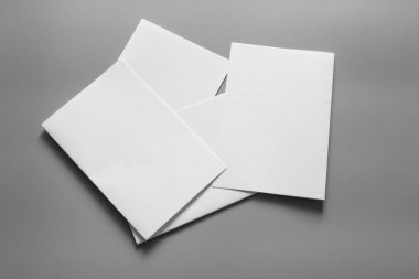 Boş portre mock-up kağıt. gri, değiştirilebilir arka plan izole broşür dergi / beyaz kağıt izole gri üzerine