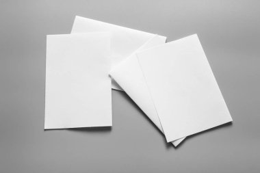 Boş portre mock-up kağıt. gri, değiştirilebilir arka plan izole broşür dergi / beyaz kağıt izole gri üzerine