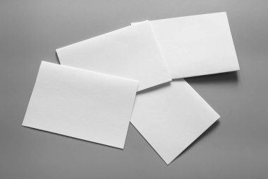 Boş portre mock-up kağıt. gri, değiştirilebilir arka plan izole broşür dergi / beyaz kağıt izole gri üzerine