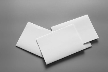 Boş portre mock-up kağıt. gri, değiştirilebilir arka plan izole broşür dergi / beyaz kağıt izole gri üzerine