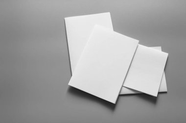 Boş portre mock-up kağıt. gri, değiştirilebilir arka plan izole broşür dergi / beyaz kağıt izole gri üzerine