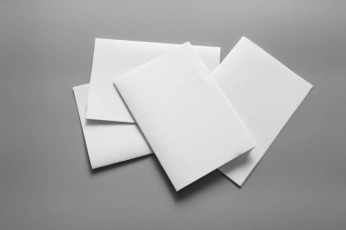 Boş portre mock-up kağıt. gri, değiştirilebilir arka plan izole broşür dergi / beyaz kağıt izole gri üzerine