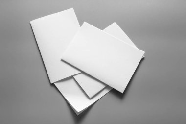 Boş portre mock-up kağıt. gri, değiştirilebilir arka plan izole broşür dergi / beyaz kağıt izole gri üzerine