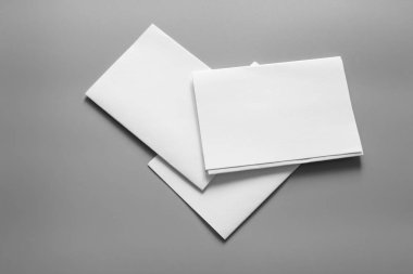 Boş portre mock-up kağıt. gri, değiştirilebilir arka plan izole broşür dergi / beyaz kağıt izole gri üzerine