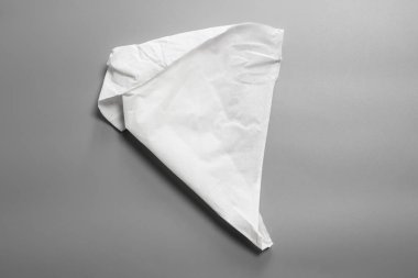 Gri arkaplanda beyaz dokular