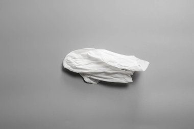 Gri arkaplanda beyaz dokular