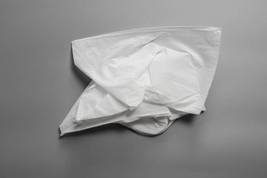 Gri arkaplanda beyaz dokular