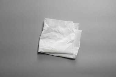 Gri arkaplanda beyaz dokular