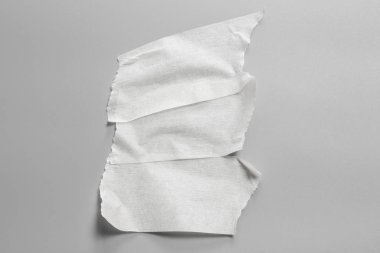 Ve beyaz viski kasetler gri arka plan üzerinde ayarlayın. Yatay ve farklı boyut beyaz yapışkan bant, yapıştırıcı parçaları yırtılmış.