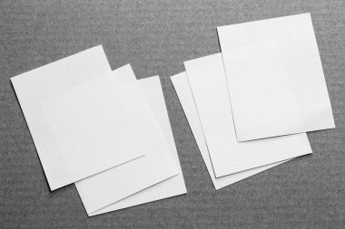 Boş dikey A4. gri, değiştirilebilir arka plan izole broşür dergi / beyaz kağıt izole gri üzerine