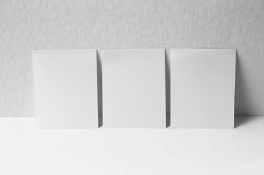 Boş dikey A4. gri, değiştirilebilir arka plan izole broşür dergi / beyaz kağıt beyaz duvara izole.