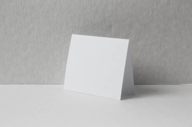 Boş dikey A4. gri, değiştirilebilir arka plan izole broşür dergi / beyaz kağıt beyaz duvara izole.