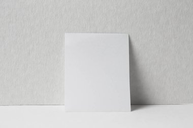 Boş dikey A4. gri, değiştirilebilir arka plan izole broşür dergi / beyaz kağıt beyaz duvara izole.