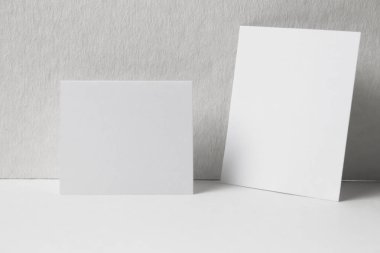 Boş dikey A4. gri, değiştirilebilir arka plan izole broşür dergi / beyaz kağıt beyaz duvara izole.