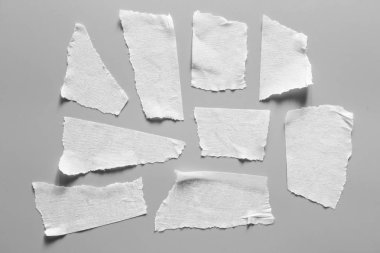 Ve beyaz viski kasetler gri arka plan üzerinde ayarlayın. Yatay ve farklı boyut beyaz yapışkan bant, yapıştırıcı parçaları yırtılmış.