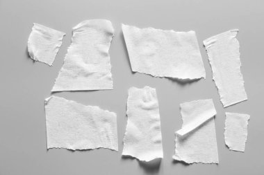 Ve beyaz viski kasetler gri arka plan üzerinde ayarlayın. Yatay ve farklı boyut beyaz yapışkan bant, yapıştırıcı parçaları yırtılmış.