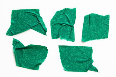 Gibi yeşil bantlar beyaz arka plan üzerinde ayarlayın. Yatay ve farklı boyut yeşil bant, yapıştırıcı parçaları yırtılmış.