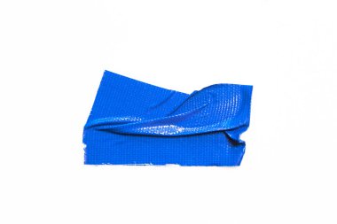 Beyaz arka plan mavi kasette. Yapışkan bant, yapıştırıcı parçaları yırtılmış.