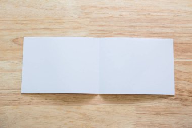 Boş portre mock-up kağıt. Broşür dergi izole kahverengi ahşap masa, değiştirilebilir arka plan / beyaz kağıt ağaç izole