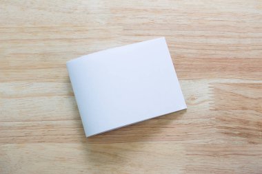 Boş portre mock-up kağıt. Broşür dergi izole kahverengi ahşap masa, değiştirilebilir arka plan / beyaz kağıt ağaç izole