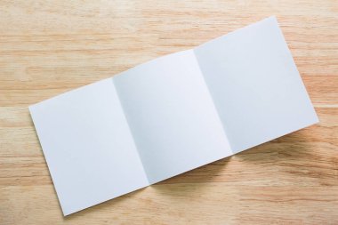 Boş portre mock-up kağıt. Broşür dergi izole kahverengi ahşap masa, değiştirilebilir arka plan / beyaz kağıt ağaç izole