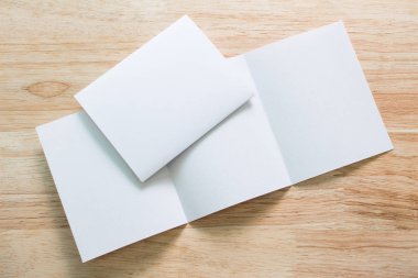 Boş portre mock-up kağıt. Broşür dergi izole kahverengi ahşap masa, değiştirilebilir arka plan / beyaz kağıt ağaç izole