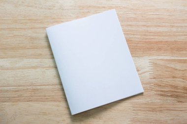 Boş portre mock-up kağıt. Broşür dergi izole kahverengi ahşap masa, değiştirilebilir arka plan / beyaz kağıt ağaç izole