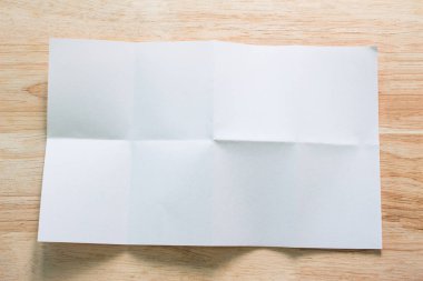 Boş portre mock-up kağıt. Broşür dergi izole kahverengi ahşap masa, değiştirilebilir arka plan / beyaz kağıt ağaç izole