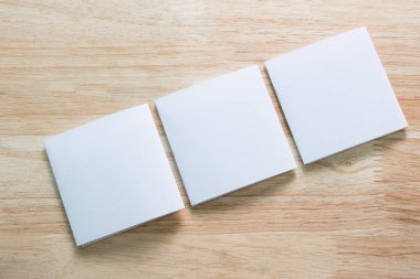 Boş portre mock-up kağıt. Broşür dergi izole kahverengi ahşap masa, değiştirilebilir arka plan / beyaz kağıt ağaç izole