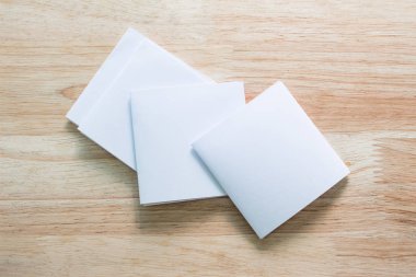 Boş portre mock-up kağıt. Broşür dergi izole kahverengi ahşap masa, değiştirilebilir arka plan / beyaz kağıt ağaç izole