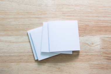 Boş portre mock-up kağıt. Broşür dergi izole kahverengi ahşap masa, değiştirilebilir arka plan / beyaz kağıt ağaç izole