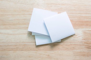 Boş portre mock-up kağıt. Broşür dergi izole kahverengi ahşap masa, değiştirilebilir arka plan / beyaz kağıt ağaç izole