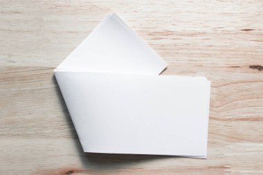 Boş portre mock-up kağıt. Broşür dergi izole kahverengi ahşap masa, değiştirilebilir arka plan / beyaz kağıt ağaç izole