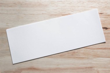 Boş portre mock-up kağıt. Broşür dergi izole kahverengi ahşap masa, değiştirilebilir arka plan / beyaz kağıt ağaç izole