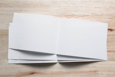 Boş portre mock-up kağıt. Broşür dergi izole kahverengi ahşap masa, değiştirilebilir arka plan / beyaz kağıt ağaç izole