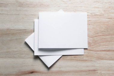 Boş portre mock-up kağıt. Broşür dergi izole kahverengi ahşap masa, değiştirilebilir arka plan / beyaz kağıt ağaç izole