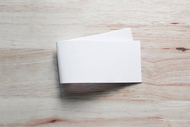 Boş portre mock-up kağıt. Broşür dergi izole kahverengi ahşap masa, değiştirilebilir arka plan / beyaz kağıt ağaç izole