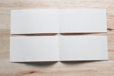 Boş portre mock-up kağıt. Broşür dergi izole kahverengi ahşap masa, değiştirilebilir arka plan / beyaz kağıt ağaç izole