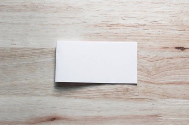 Boş portre mock-up kağıt. Broşür dergi izole kahverengi ahşap masa, değiştirilebilir arka plan / beyaz kağıt ağaç izole