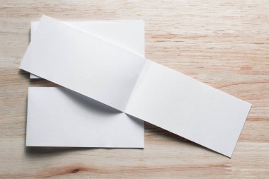 Boş portre mock-up kağıt. Broşür dergi izole kahverengi ahşap masa, değiştirilebilir arka plan / beyaz kağıt ağaç izole