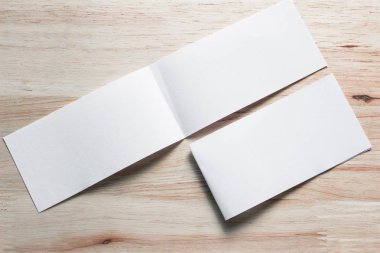 Boş portre mock-up kağıt. Broşür dergi izole kahverengi ahşap masa, değiştirilebilir arka plan / beyaz kağıt ağaç izole