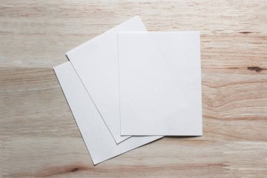 Boş portre mock-up kağıt. Broşür dergi izole kahverengi ahşap masa, değiştirilebilir arka plan / beyaz kağıt ağaç izole