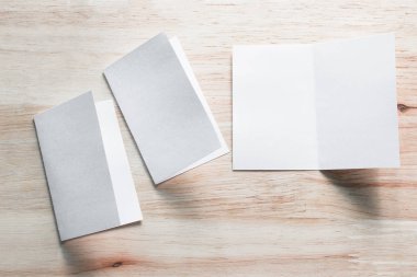 Boş portre mock-up kağıt. Broşür dergi izole kahverengi ahşap masa, değiştirilebilir arka plan / beyaz kağıt ağaç izole