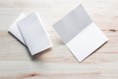 Boş portre mock-up kağıt. Broşür dergi izole kahverengi ahşap masa, değiştirilebilir arka plan / beyaz kağıt ağaç izole