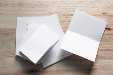 Boş portre mock-up kağıt. Broşür dergi izole kahverengi ahşap masa, değiştirilebilir arka plan / beyaz kağıt ağaç izole