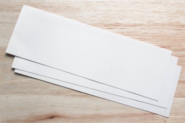 Boş portre mock-up kağıt. Broşür dergi izole kahverengi ahşap masa, değiştirilebilir arka plan / beyaz kağıt ağaç izole