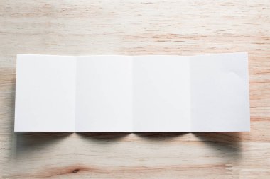 Boş portre mock-up kağıt. Broşür dergi izole kahverengi ahşap masa, değiştirilebilir arka plan / beyaz kağıt ağaç izole